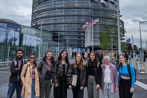 Eucor-Buchclub vor dem Europäischen Parlament