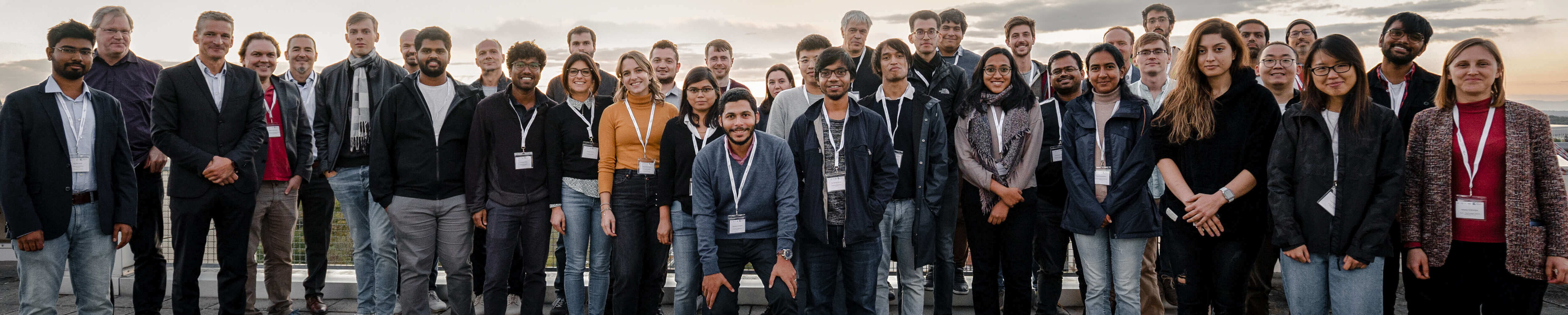 Gruppenfoto der QUSTEC Doktorandinnen und Doktoranden eine Gruppe von jungen Menschen auf einer Dachterasse