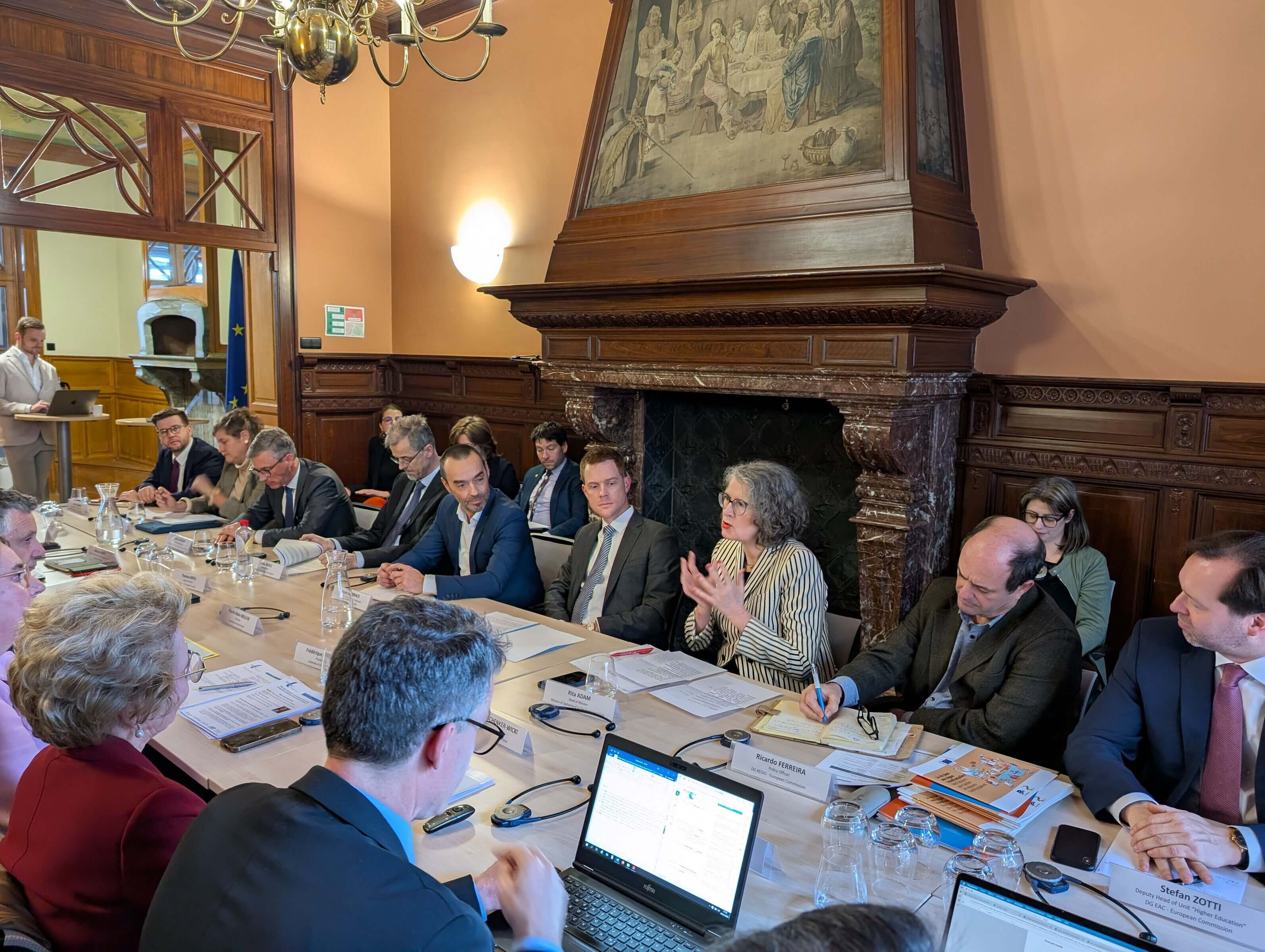 Expert(e)s en discussion à Bruxelles