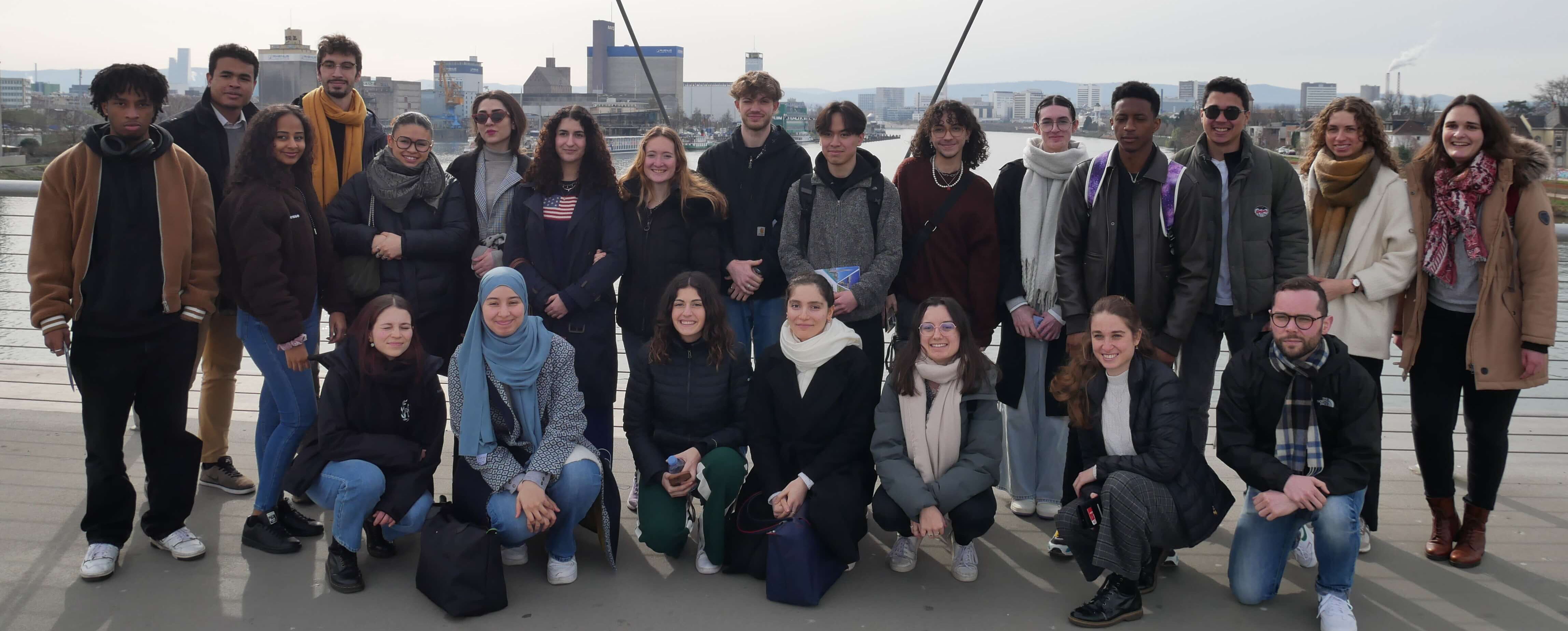 Le groupe d’étudiants de Strasbourg devant la passerelle des Trois-Pays