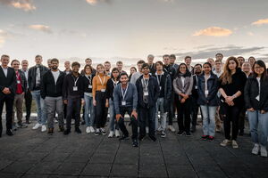 eine Gruppe von jungen Menschen auf einer Dachterasse