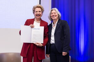 Kerstin Krieglstein nomme Andrea Schenker-Wicki sénatrice d'honneur de l'université de Fribourg-en-Brisgau