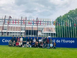 Studierende vor dem Europarat