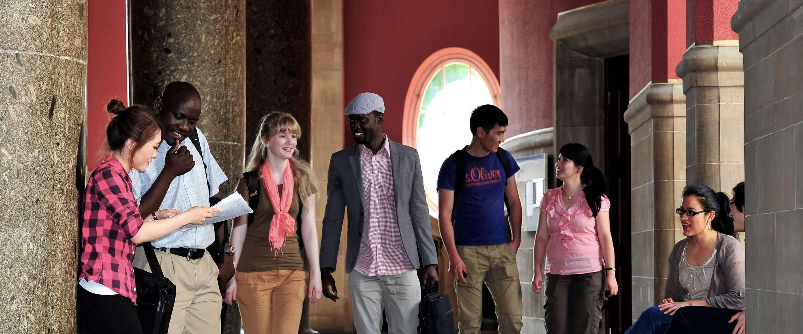 Internationale Studierende Studierende nehmen an einer Veranstaltung teil.