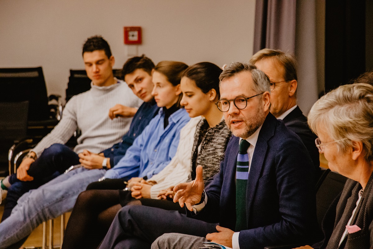 Michael Roth, Minister of State for Europe, met with Eucor students at the University of Freiburg